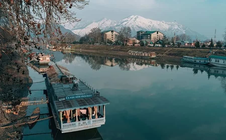 Kashmir scenic circuit through valleys